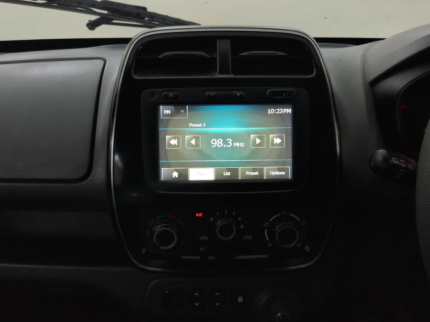 Used 2016 Renault Kwid RXT Petrol Manual interior MUSIC SYSTEM & AC CONTROL VIEW