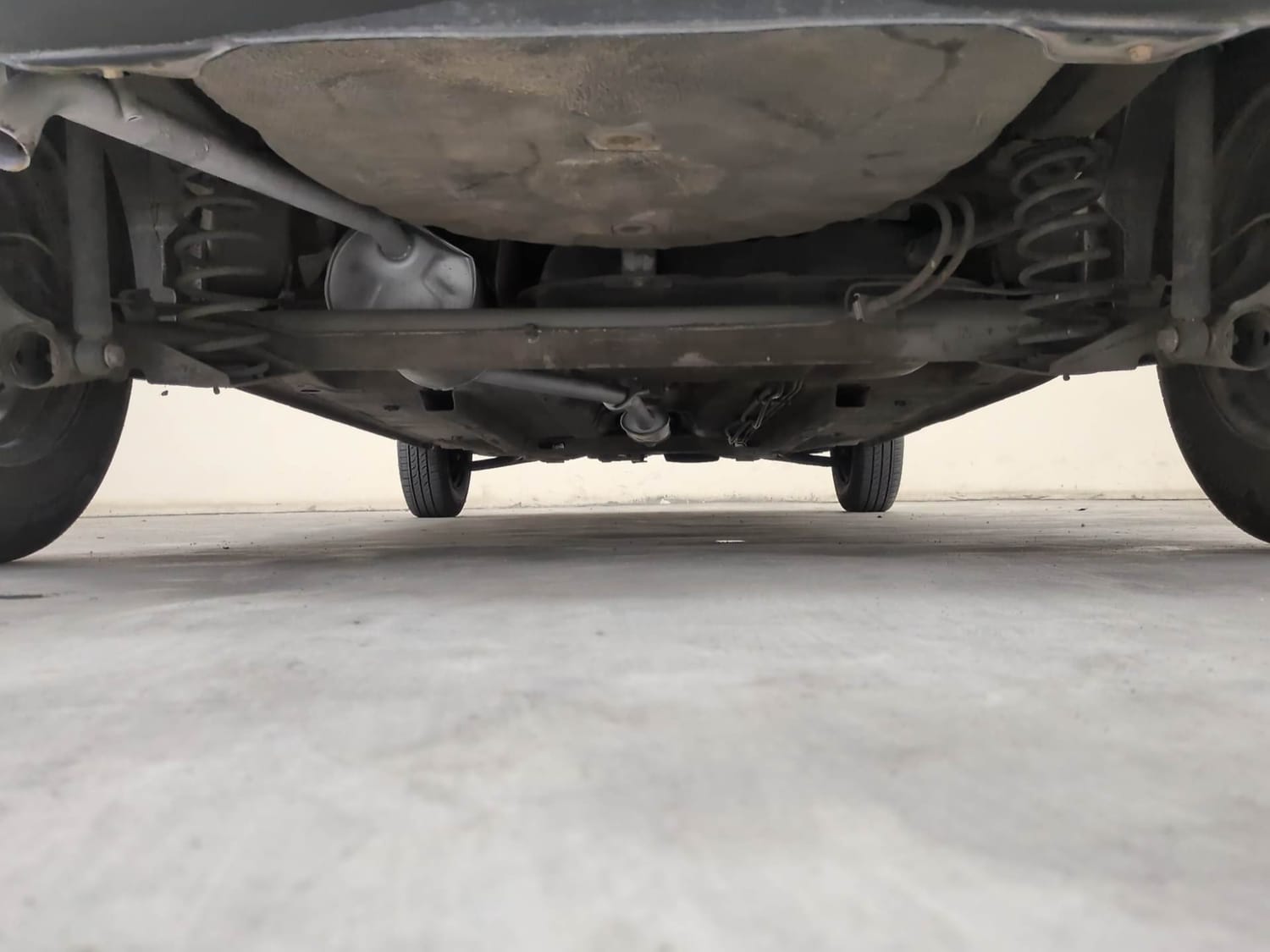 Used 2016 Renault Kwid RXT Petrol Manual extra REAR UNDERBODY VIEW (TAKEN FROM REAR)