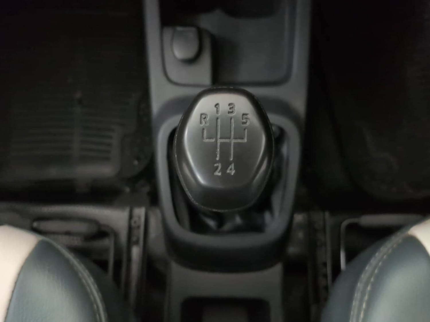 Used 2016 Renault Kwid RXT Petrol Manual interior GEAR  KNOB VIEW