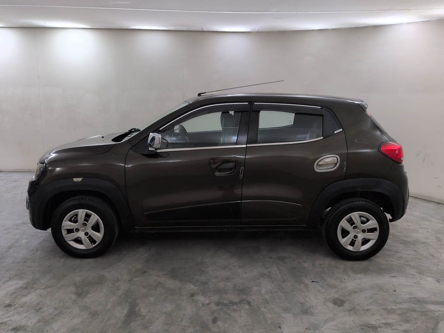 Used 2016 Renault Kwid RXT Petrol Manual exterior LEFT SIDE VIEW