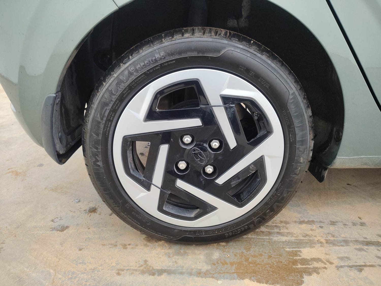 Used 2026 Hyundai Grand i10 Nios Sportz 1.2 Kappa AMT Petrol Automatic tyres RIGHT REAR TYRE RIM VIEW