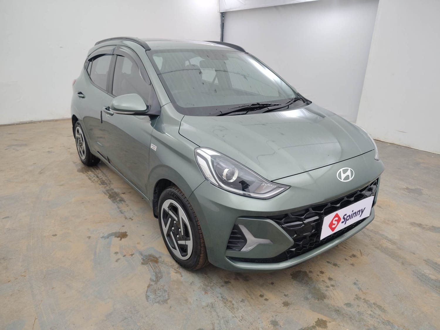 Used 2026 Hyundai Grand i10 Nios Sportz 1.2 Kappa AMT Petrol Automatic exterior RIGHT FRONT CORNER VIEW