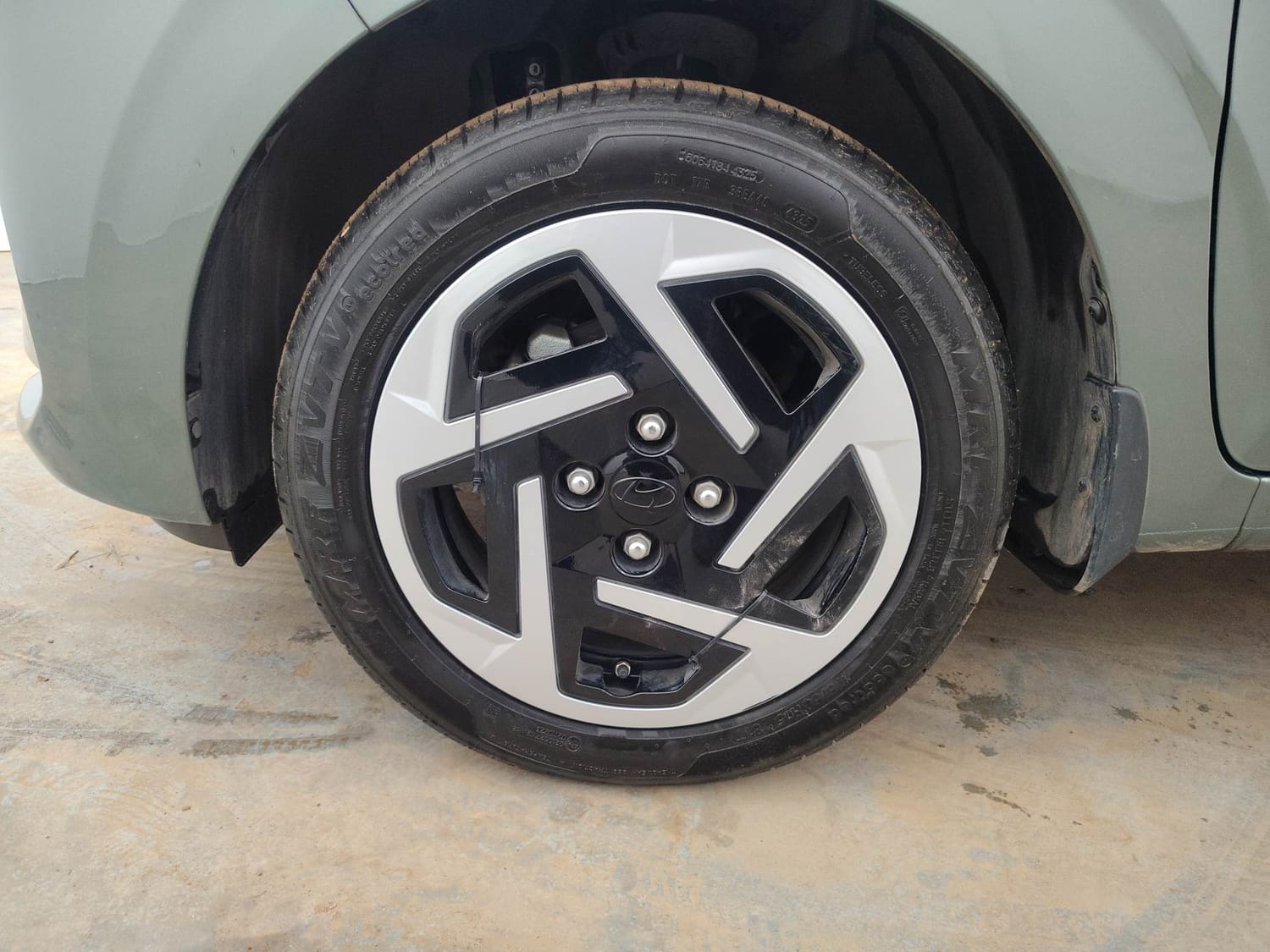 Used 2026 Hyundai Grand i10 Nios Sportz 1.2 Kappa AMT Petrol Automatic tyres LEFT FRONT TYRE RIM VIEW
