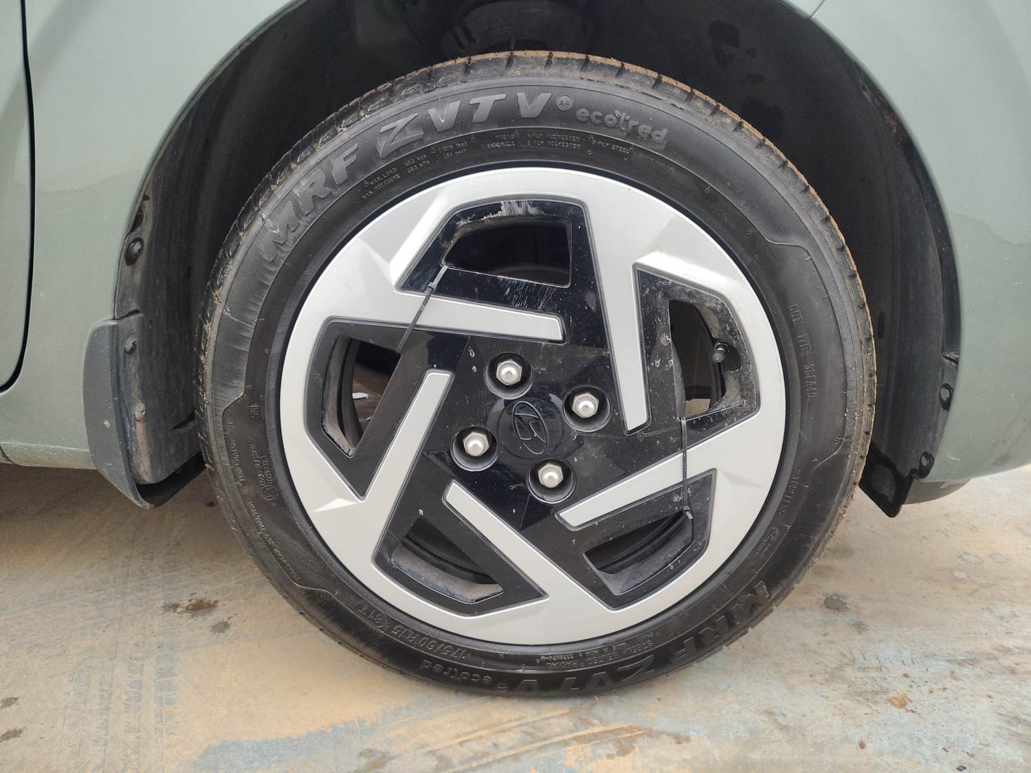 Used 2026 Hyundai Grand i10 Nios Sportz 1.2 Kappa AMT Petrol Automatic tyres RIGHT FRONT TYRE RIM VIEW