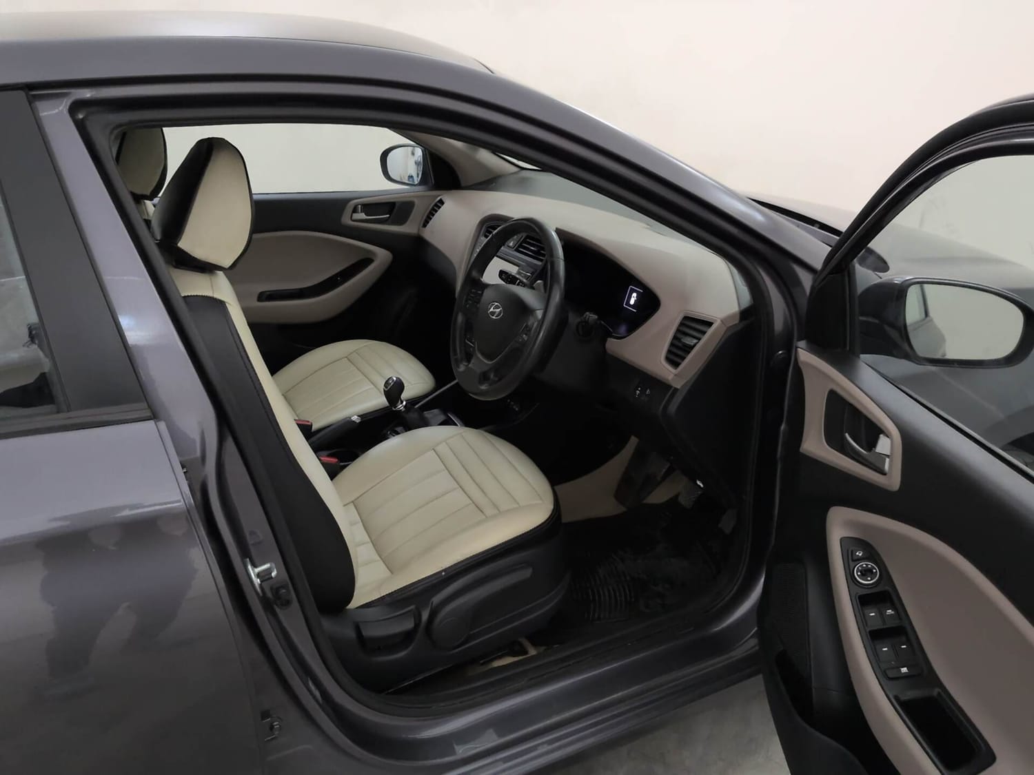 Used 2015 Hyundai Elite i20 Asta 1.2 (O) Petrol Manual interior RIGHT SIDE FRONT DOOR CABIN VIEW