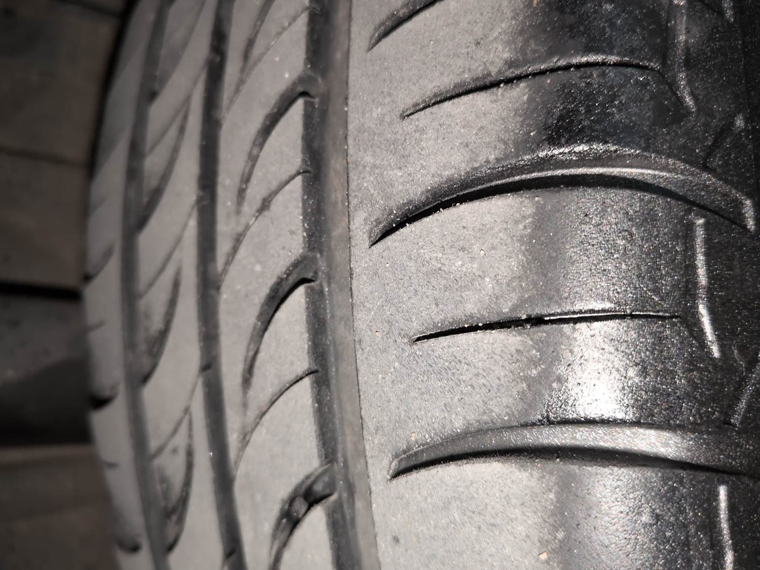 Used 2015 Hyundai Elite i20 Asta 1.2 (O) Petrol Manual tyres RIGHT REAR TYRE TREAD VIEW