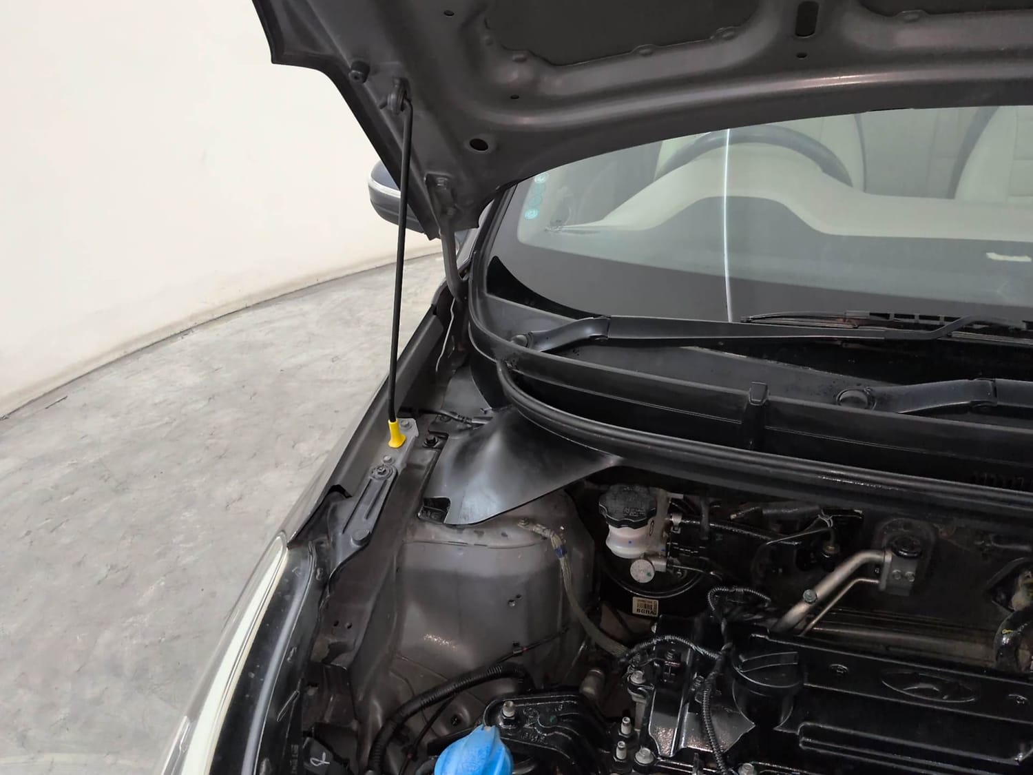 Used 2015 Hyundai Elite i20 Asta 1.2 (O) Petrol Manual engine ENGINE RIGHT SIDE HINGE & APRON VIEW