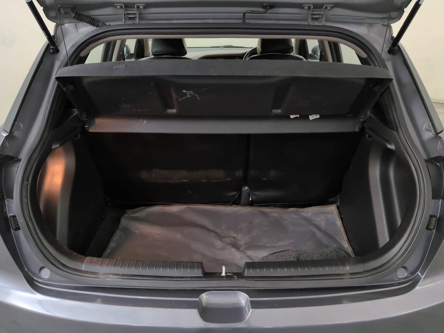 Used 2015 Hyundai Elite i20 Asta 1.2 (O) Petrol Manual interior DICKY INSIDE VIEW
