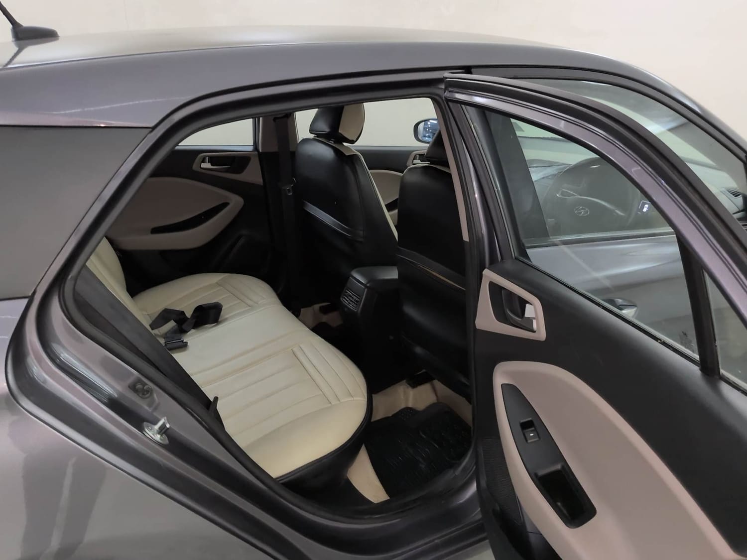 Used 2015 Hyundai Elite i20 Asta 1.2 (O) Petrol Manual interior RIGHT SIDE REAR DOOR CABIN VIEW