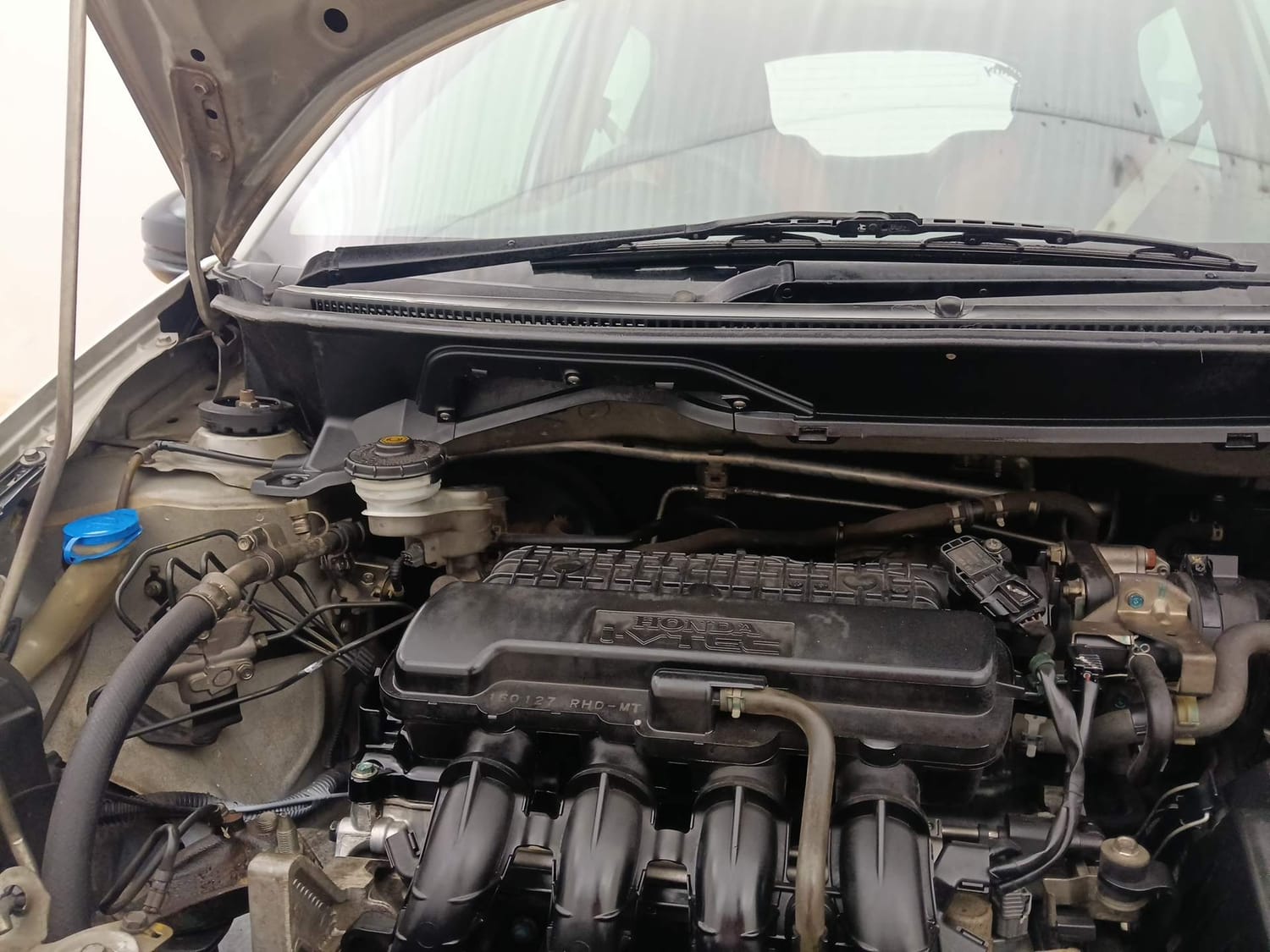 Used 2016 Honda Brio S MT Petrol Manual engine ENGINE RIGHT SIDE HINGE & APRON VIEW