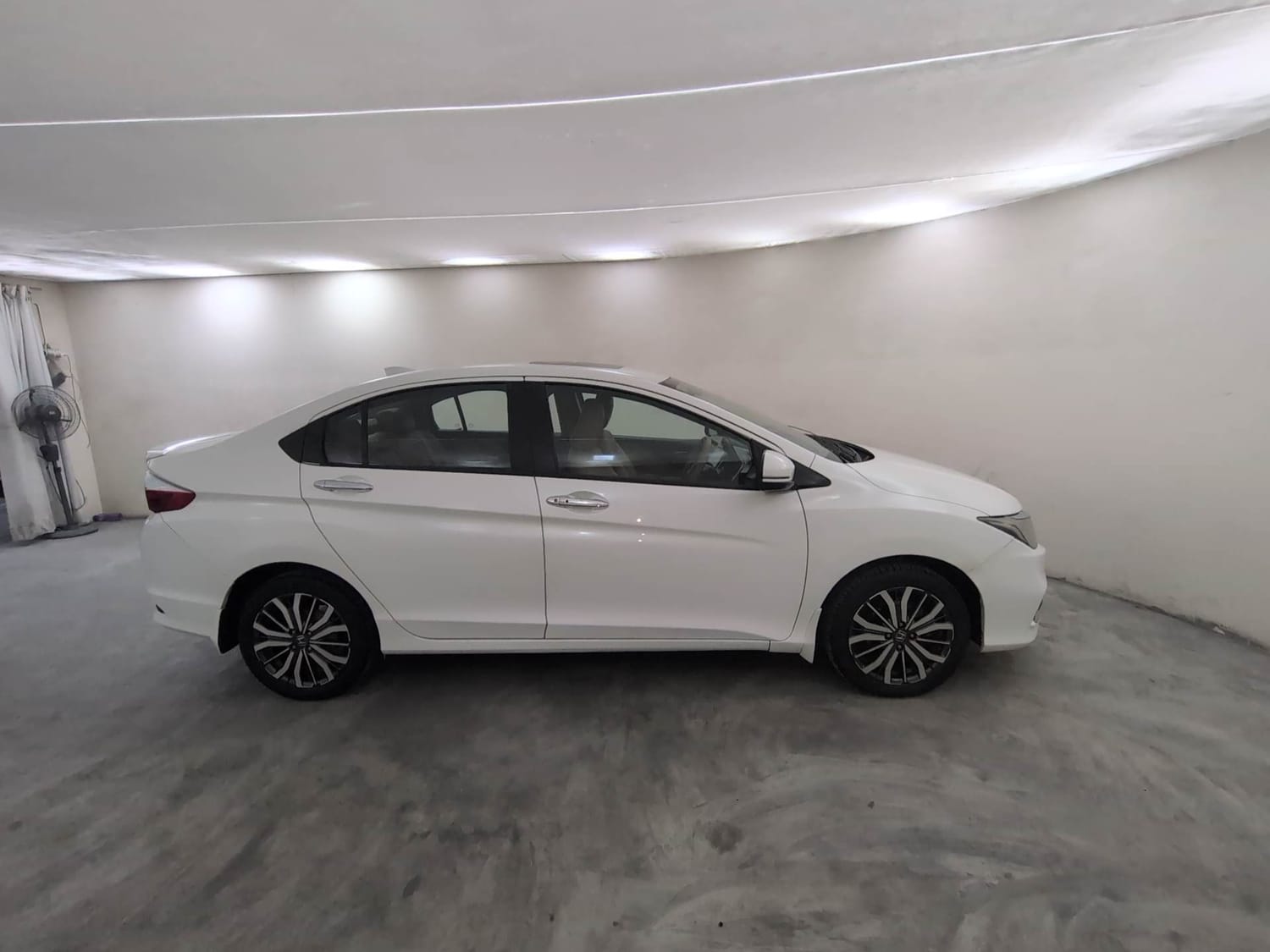 Used 2018 Honda City ZX CVT Petrol Petrol Automatic exterior RIGHT SIDE VIEW