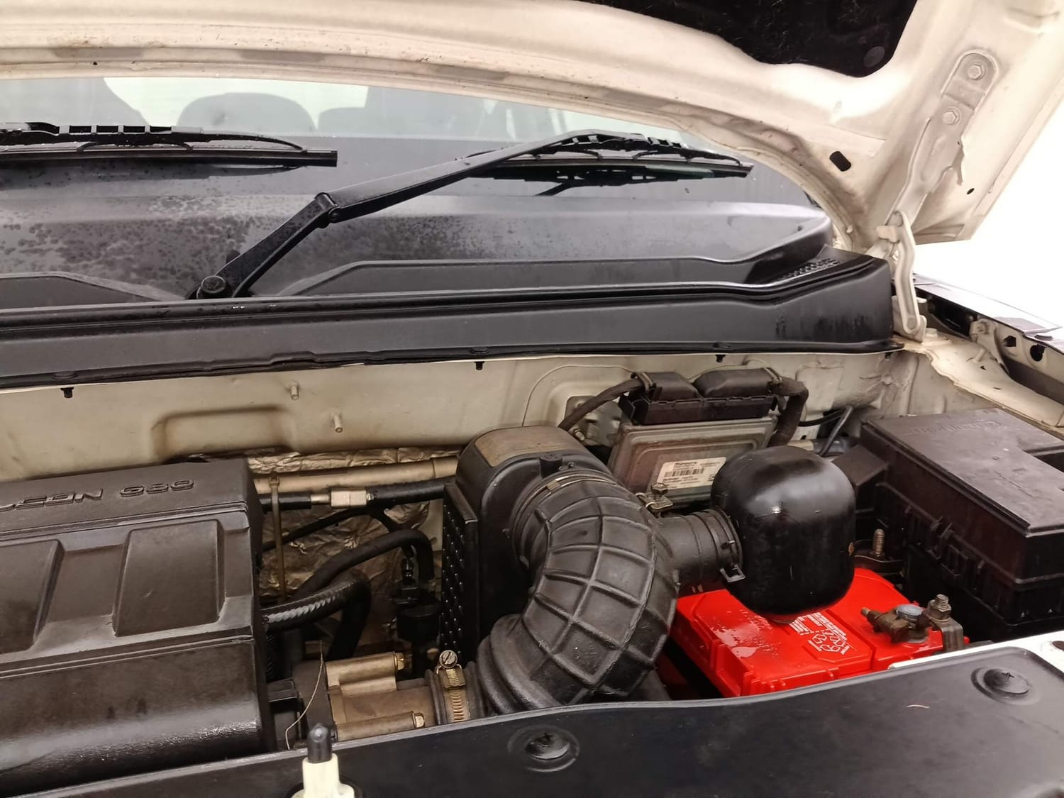 Used 2019 Mahindra KUV100 NXT K8 6 STR Petrol Manual engine ENGINE LEFT SIDE HINGE & APRON VIEW