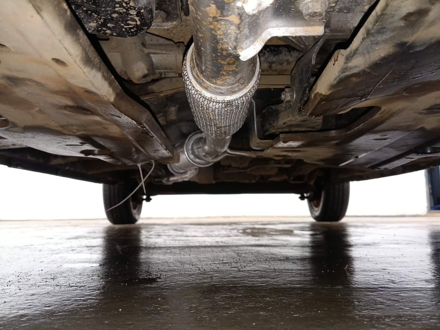 Used 2019 Mahindra KUV100 NXT K8 6 STR Petrol Manual extra FRONT LEFT UNDERBODY VIEW