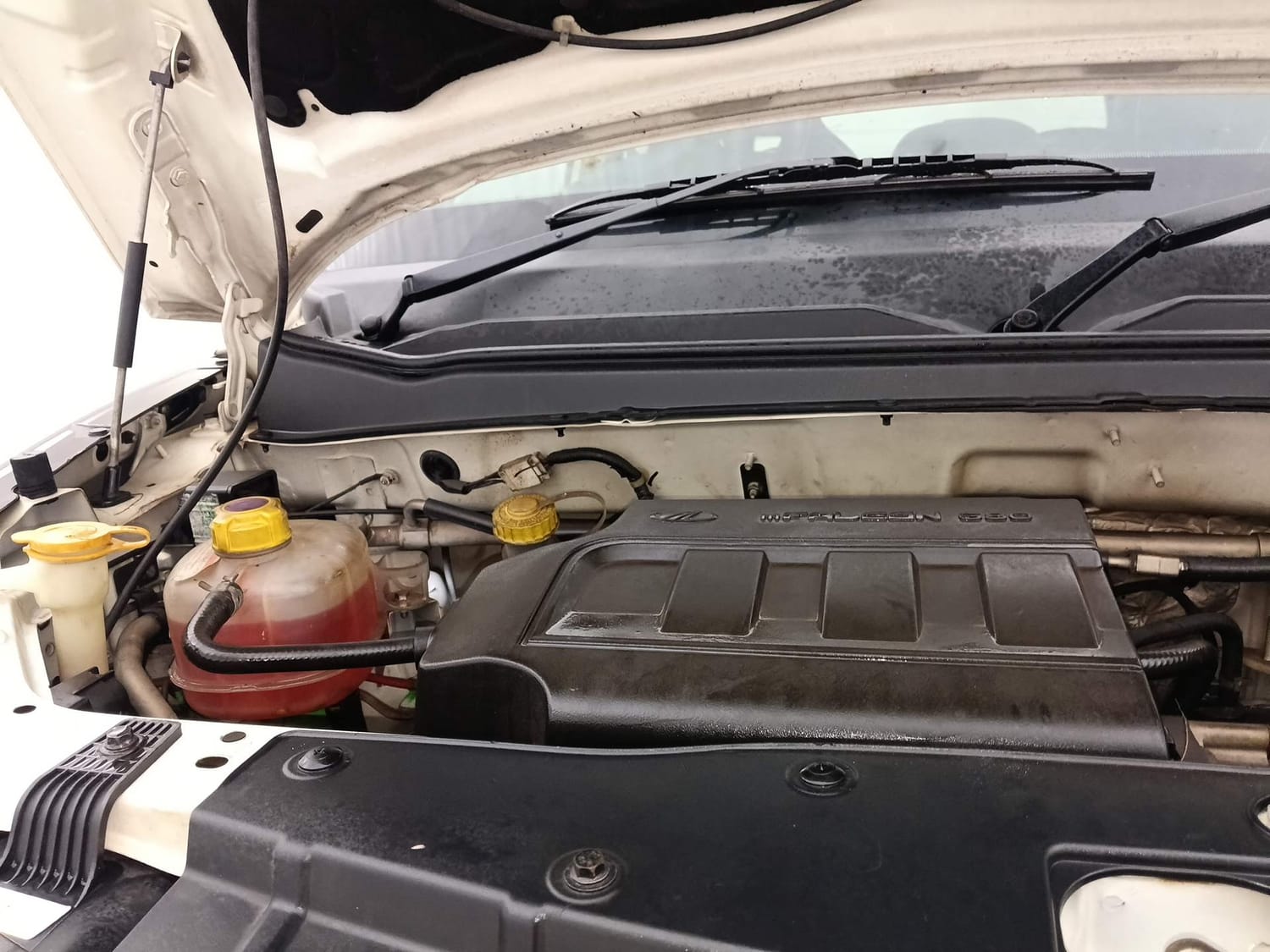 Used 2019 Mahindra KUV100 NXT K8 6 STR Petrol Manual engine ENGINE RIGHT SIDE HINGE & APRON VIEW