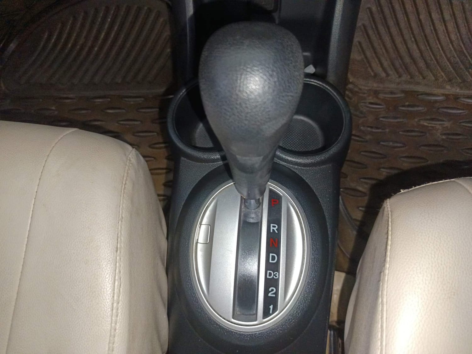 Used 2014 Honda Amaze 1.2 VX AT i-VTEC Petrol Automatic interior GEAR  KNOB VIEW
