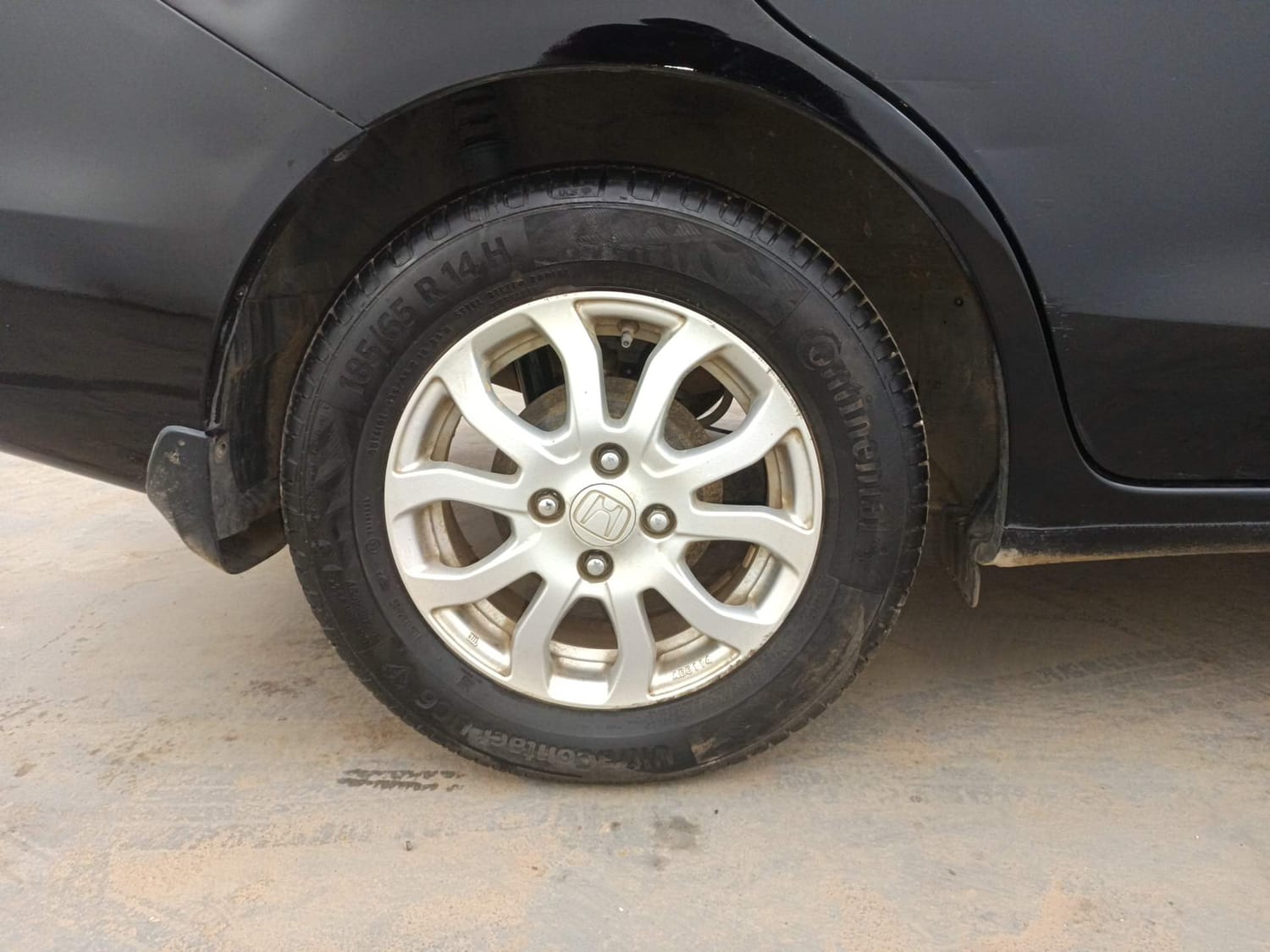 Used 2014 Honda Amaze 1.2 VX AT i-VTEC Petrol Automatic tyres RIGHT REAR TYRE RIM VIEW