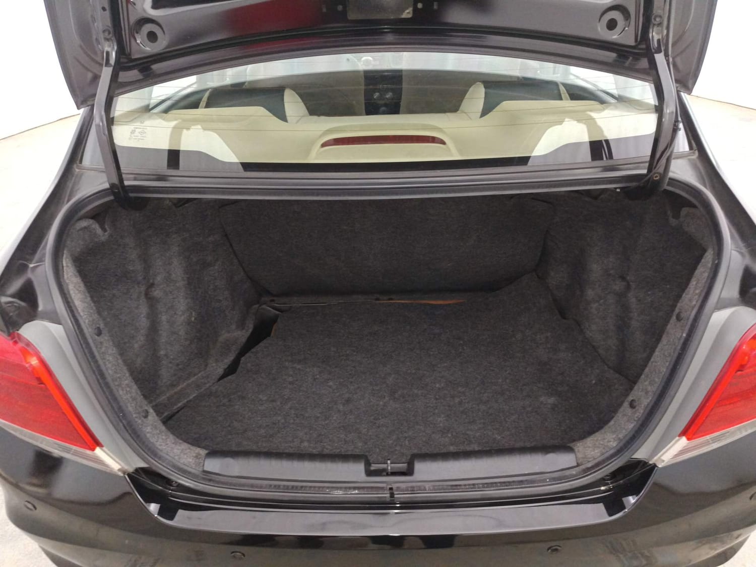 Used 2014 Honda Amaze 1.2 VX AT i-VTEC Petrol Automatic interior DICKY INSIDE VIEW