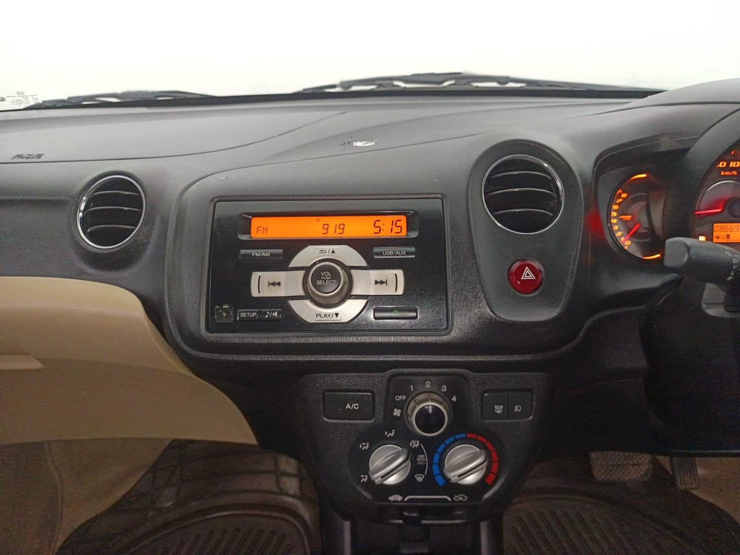 Used 2014 Honda Amaze 1.2 VX AT i-VTEC Petrol Automatic interior MUSIC SYSTEM & AC CONTROL VIEW