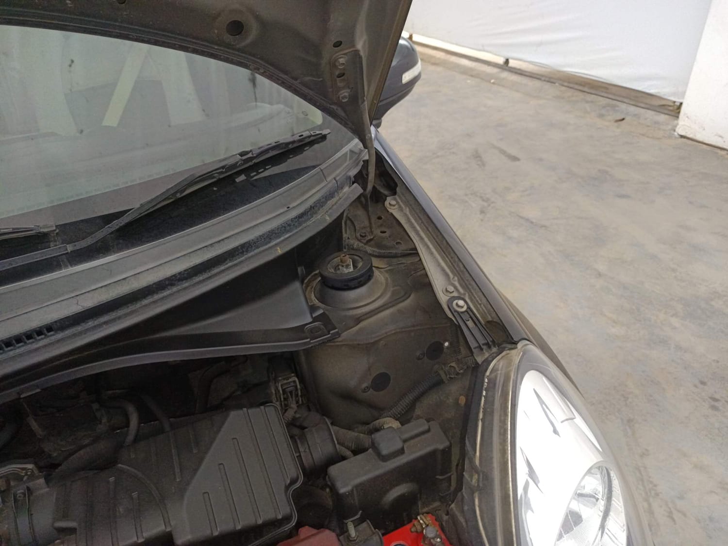 Used 2014 Honda Amaze 1.2 VX AT i-VTEC Petrol Automatic engine ENGINE LEFT SIDE HINGE & APRON VIEW