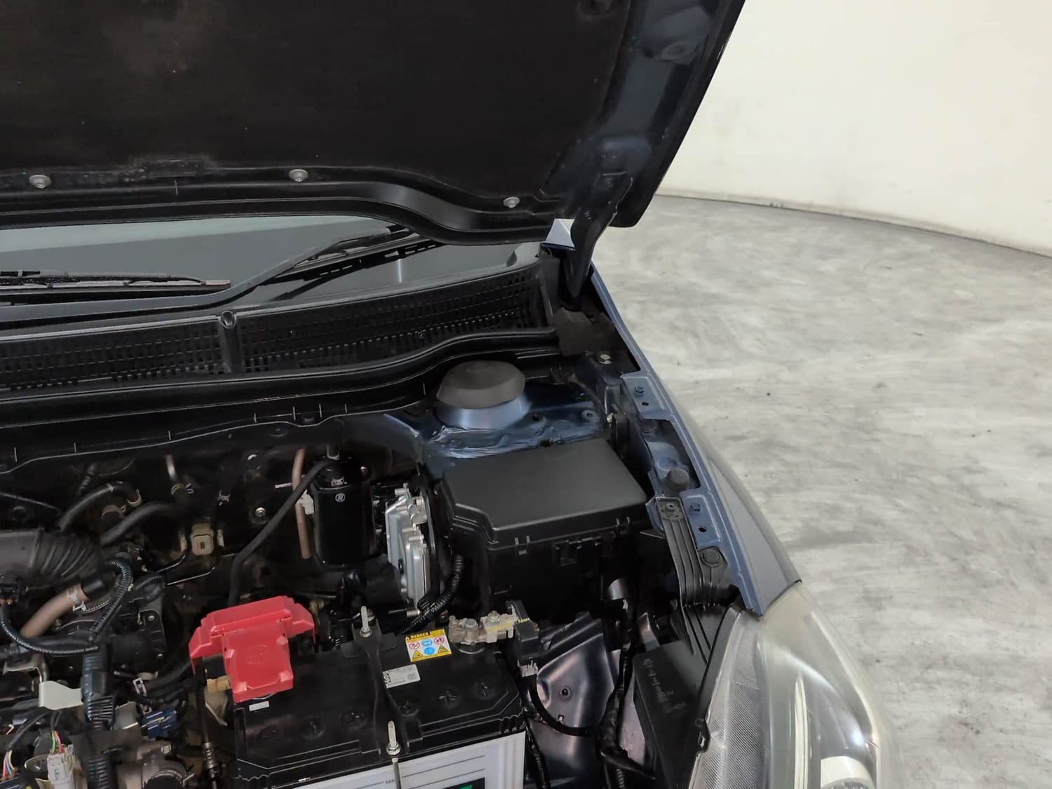 Used 2022 Maruti Suzuki S-Cross Alpha Petrol Manual engine ENGINE LEFT SIDE HINGE & APRON VIEW