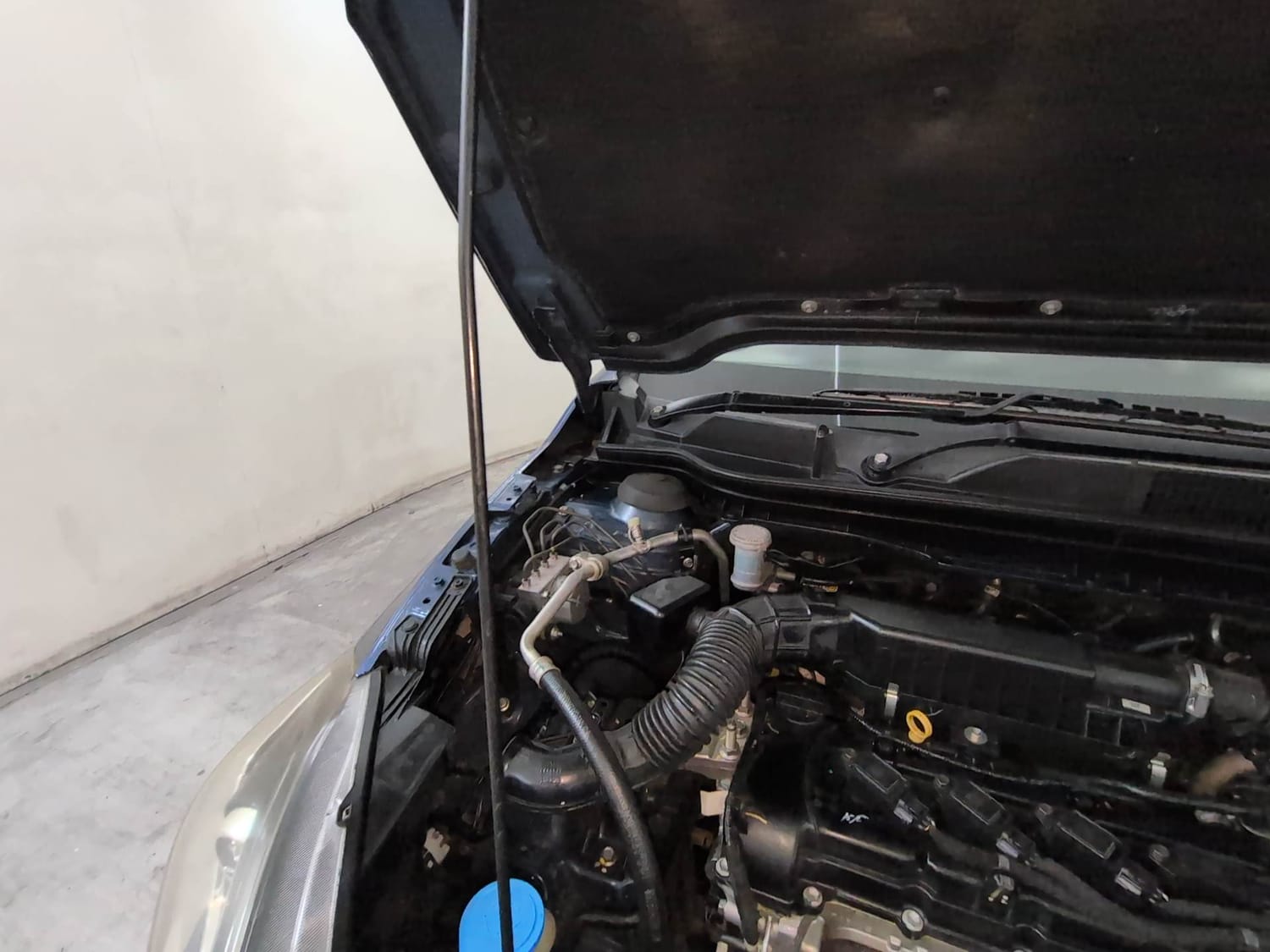 Used 2022 Maruti Suzuki S-Cross Alpha Petrol Manual engine ENGINE RIGHT SIDE HINGE & APRON VIEW