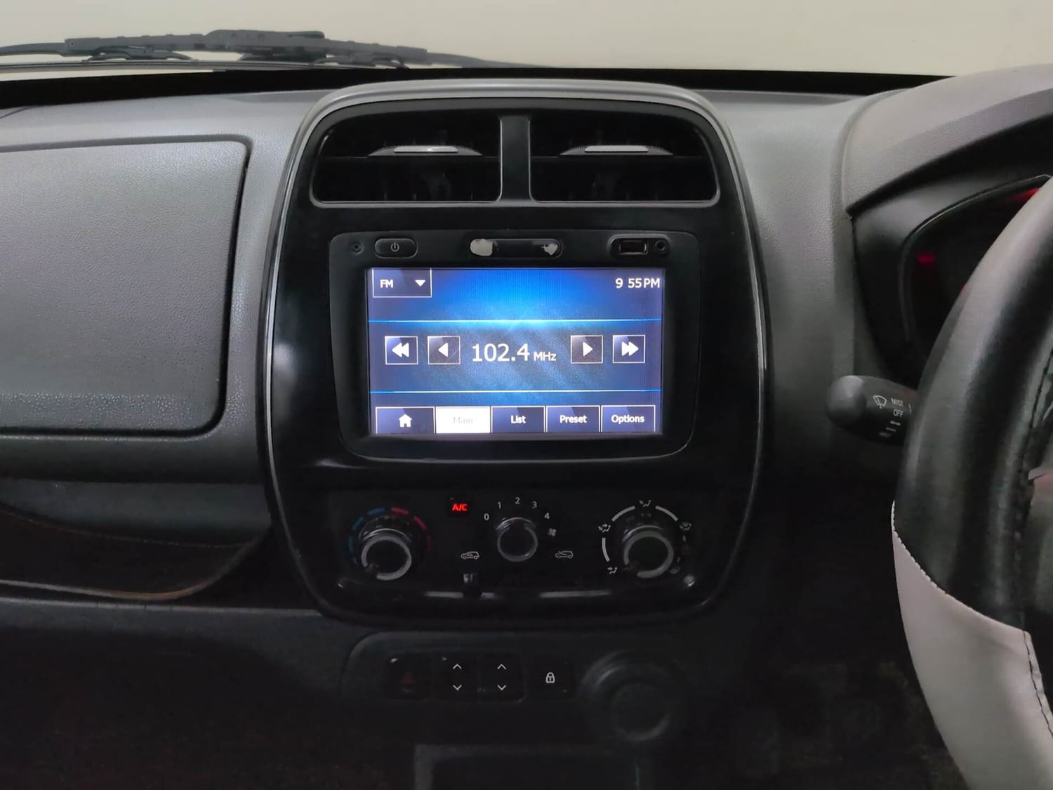 Used 2016 Renault Kwid RXT Petrol Manual interior MUSIC SYSTEM & AC CONTROL VIEW