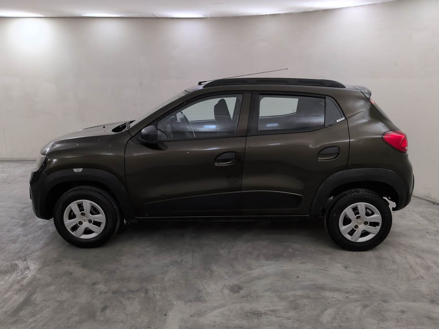 Used 2016 Renault Kwid RXT Petrol Manual exterior LEFT SIDE VIEW