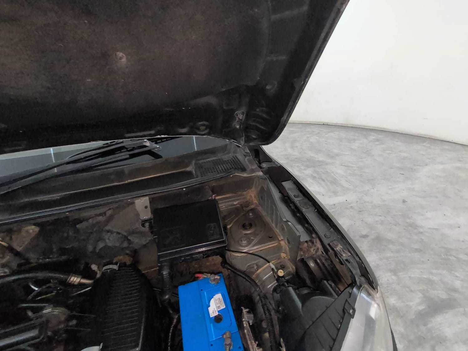 Used 2016 Renault Kwid RXT Petrol Manual engine ENGINE LEFT SIDE HINGE & APRON VIEW