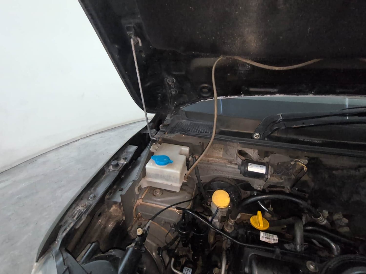 Used 2016 Renault Kwid RXT Petrol Manual engine ENGINE RIGHT SIDE HINGE & APRON VIEW