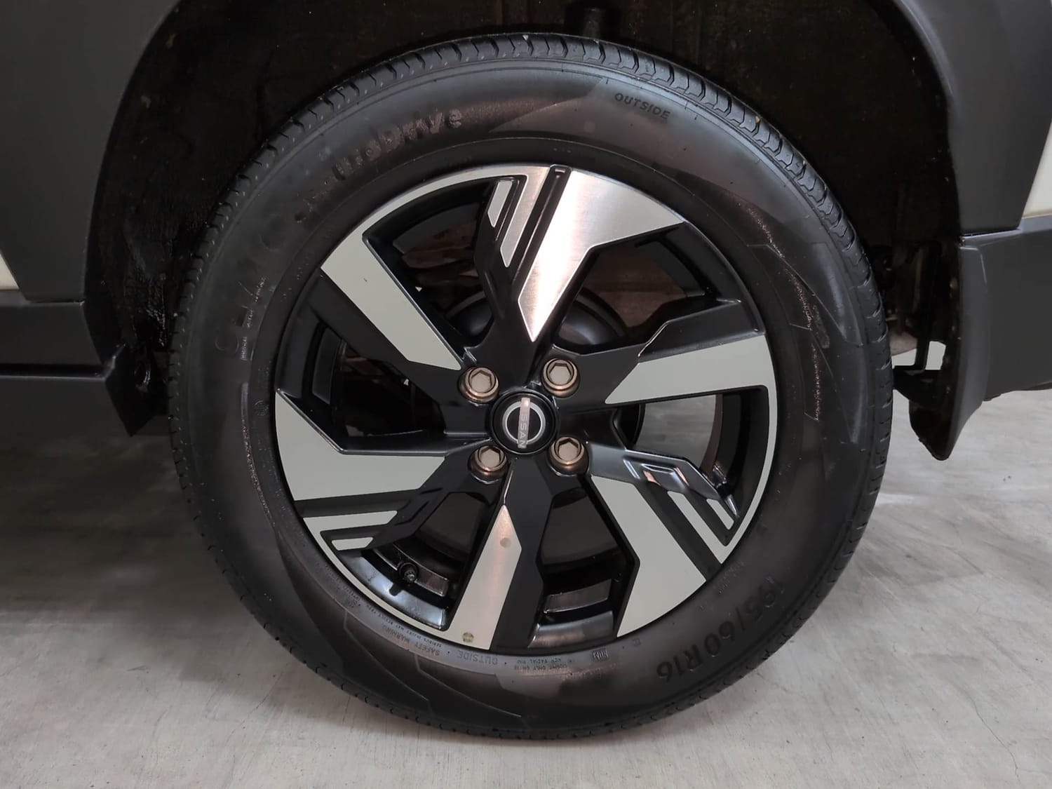 Used 2025 Nissan Magnite Tekna HRAO 1.0 Turbo Petrol MT Petrol Manual tyres LEFT REAR TYRE RIM VIEW