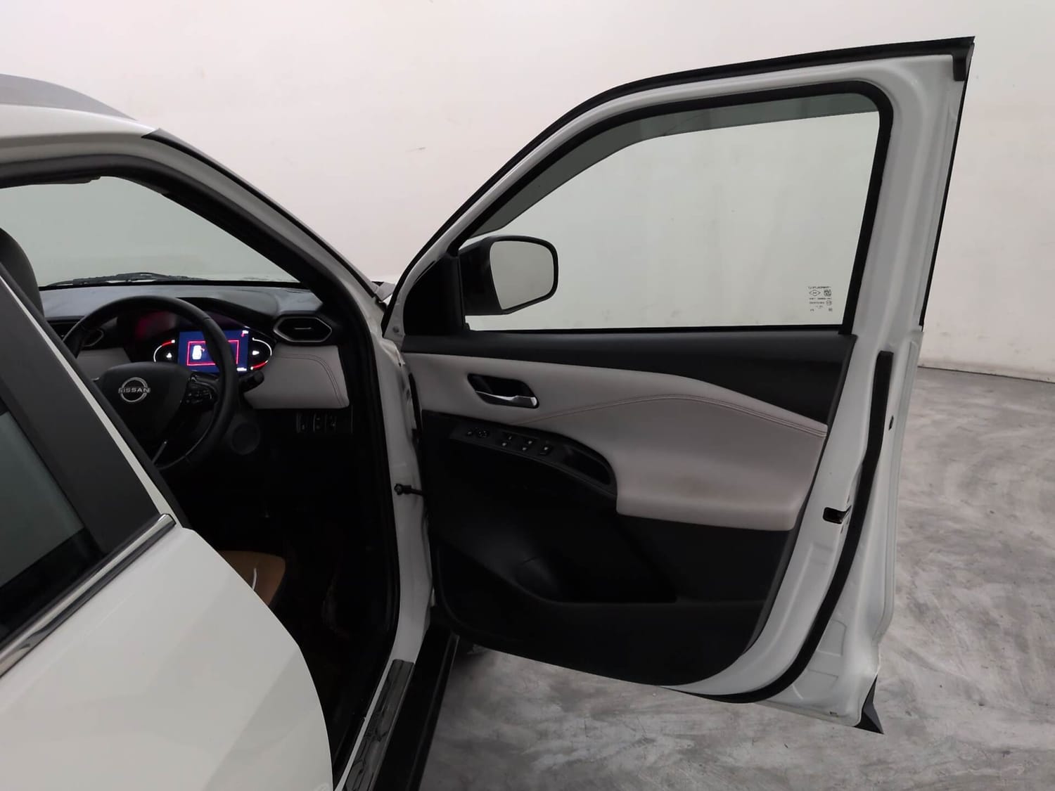 Used 2025 Nissan Magnite Tekna HRAO 1.0 Turbo Petrol MT Petrol Manual interior RIGHT FRONT DOOR OPEN VIEW