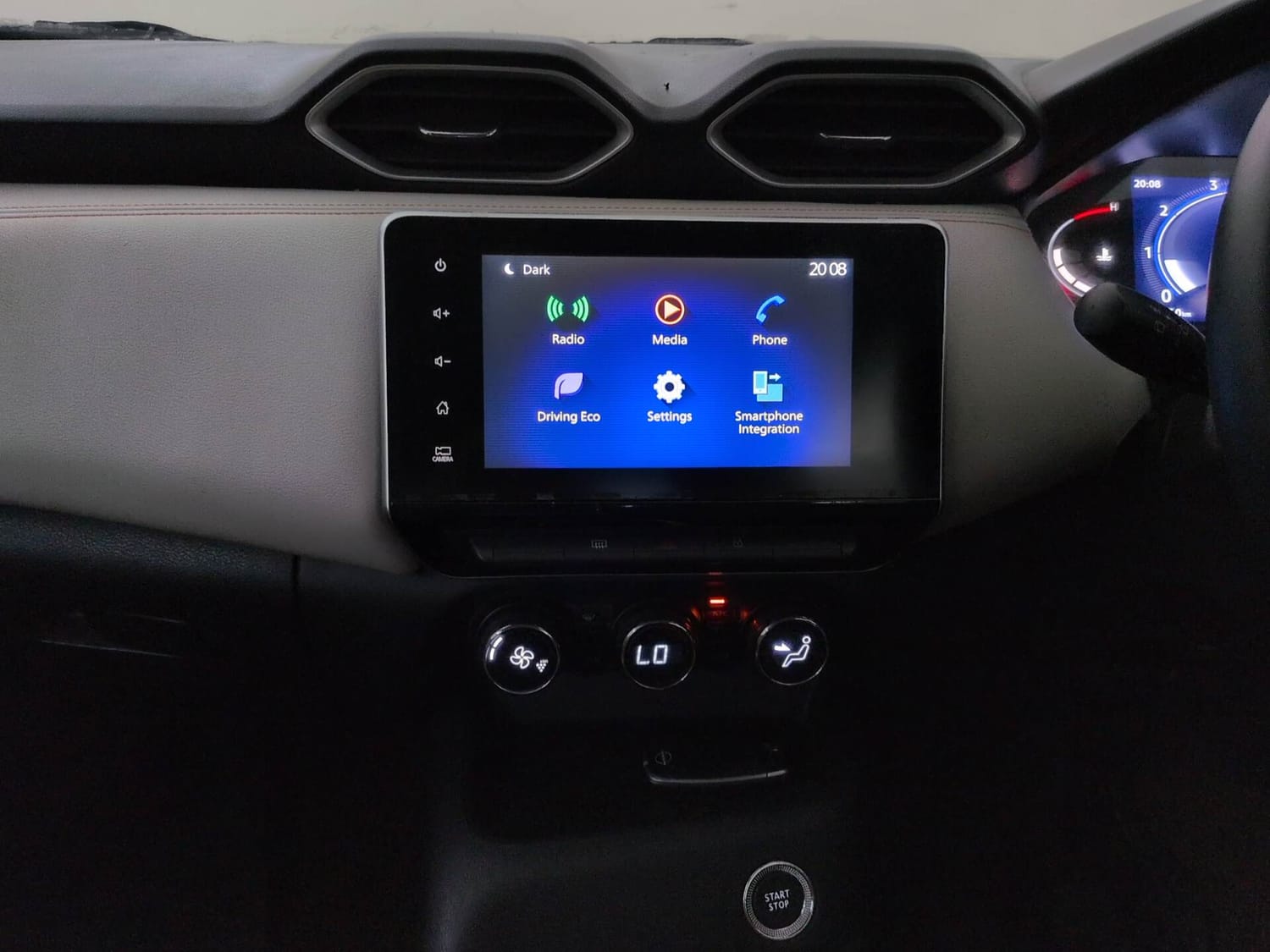 Used 2025 Nissan Magnite Tekna HRAO 1.0 Turbo Petrol MT Petrol Manual interior MUSIC SYSTEM & AC CONTROL VIEW