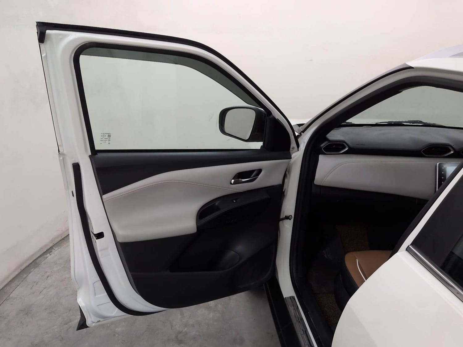 Used 2025 Nissan Magnite Tekna HRAO 1.0 Turbo Petrol MT Petrol Manual interior LEFT FRONT DOOR OPEN VIEW