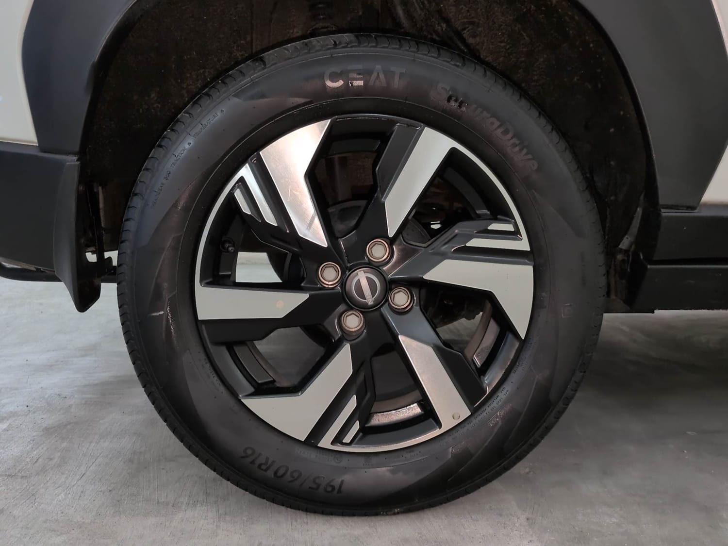 Used 2025 Nissan Magnite Tekna HRAO 1.0 Turbo Petrol MT Petrol Manual tyres RIGHT REAR TYRE RIM VIEW