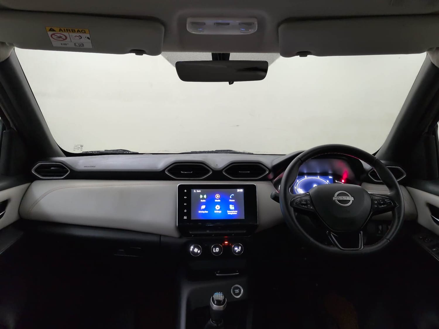 Used 2025 Nissan Magnite Tekna HRAO 1.0 Turbo Petrol MT Petrol Manual interior DASHBOARD VIEW