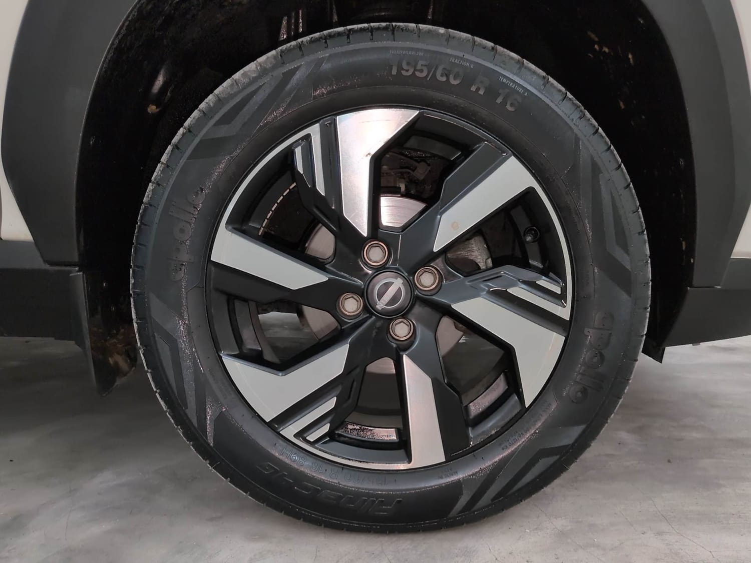Used 2025 Nissan Magnite Tekna HRAO 1.0 Turbo Petrol MT Petrol Manual tyres RIGHT FRONT TYRE RIM VIEW
