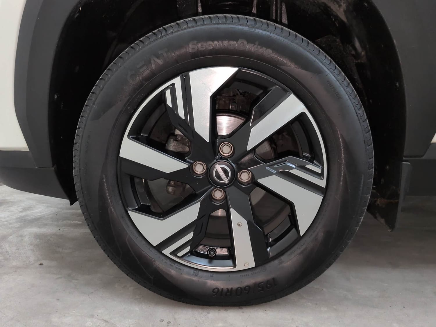 Used 2025 Nissan Magnite Tekna HRAO 1.0 Turbo Petrol MT Petrol Manual tyres LEFT FRONT TYRE RIM VIEW