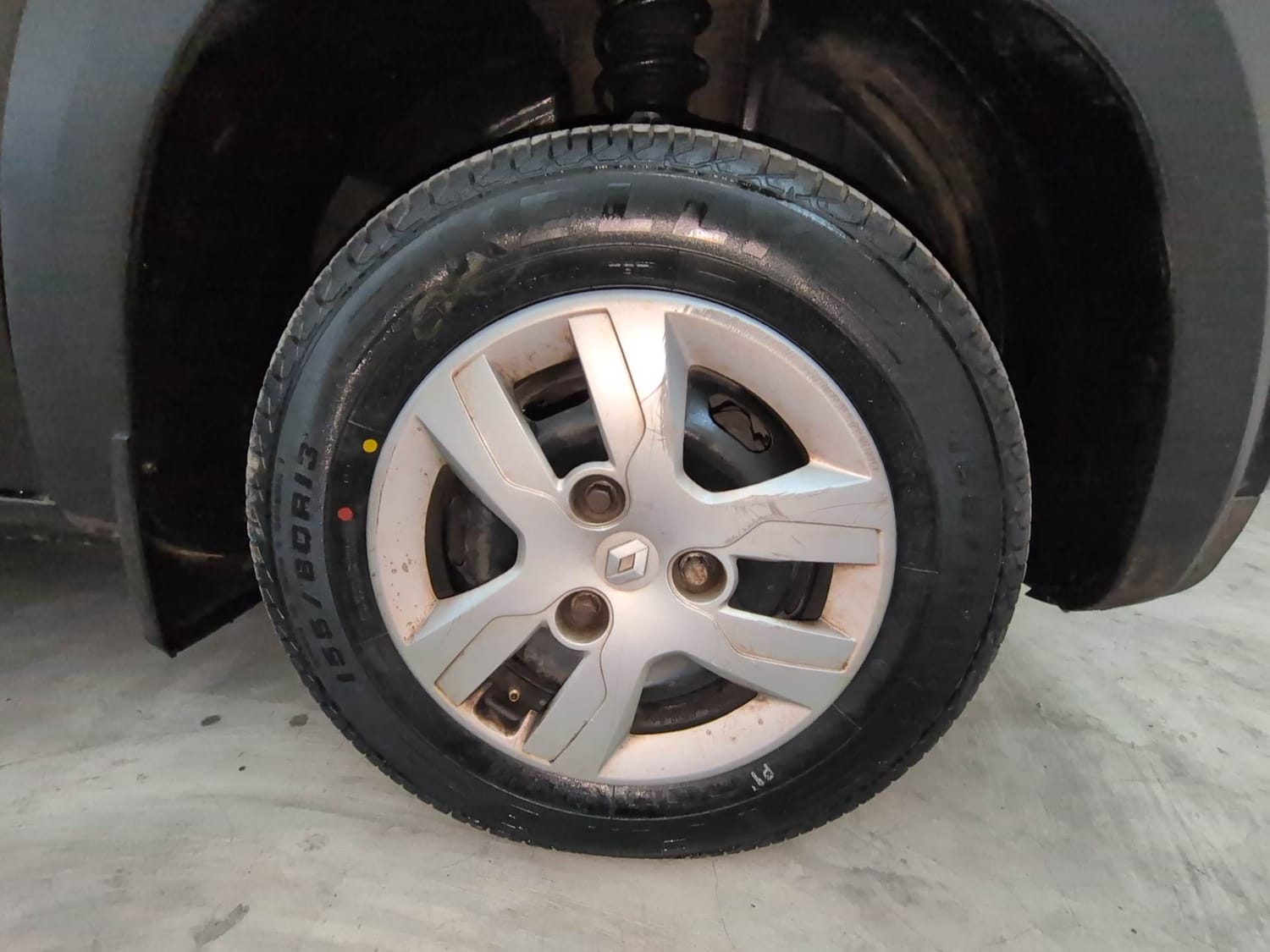 Used 2017 Renault Kwid RXT (O) 1.0 SCE Edition Petrol Manual tyres RIGHT FRONT TYRE RIM VIEW