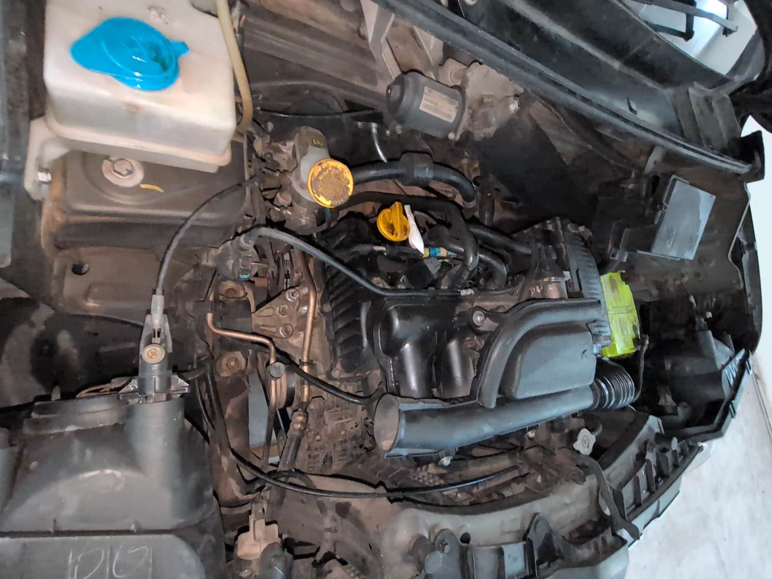 Used 2017 Renault Kwid RXT (O) 1.0 SCE Edition Petrol Manual engine ENGINE RIGHT SIDE VIEW