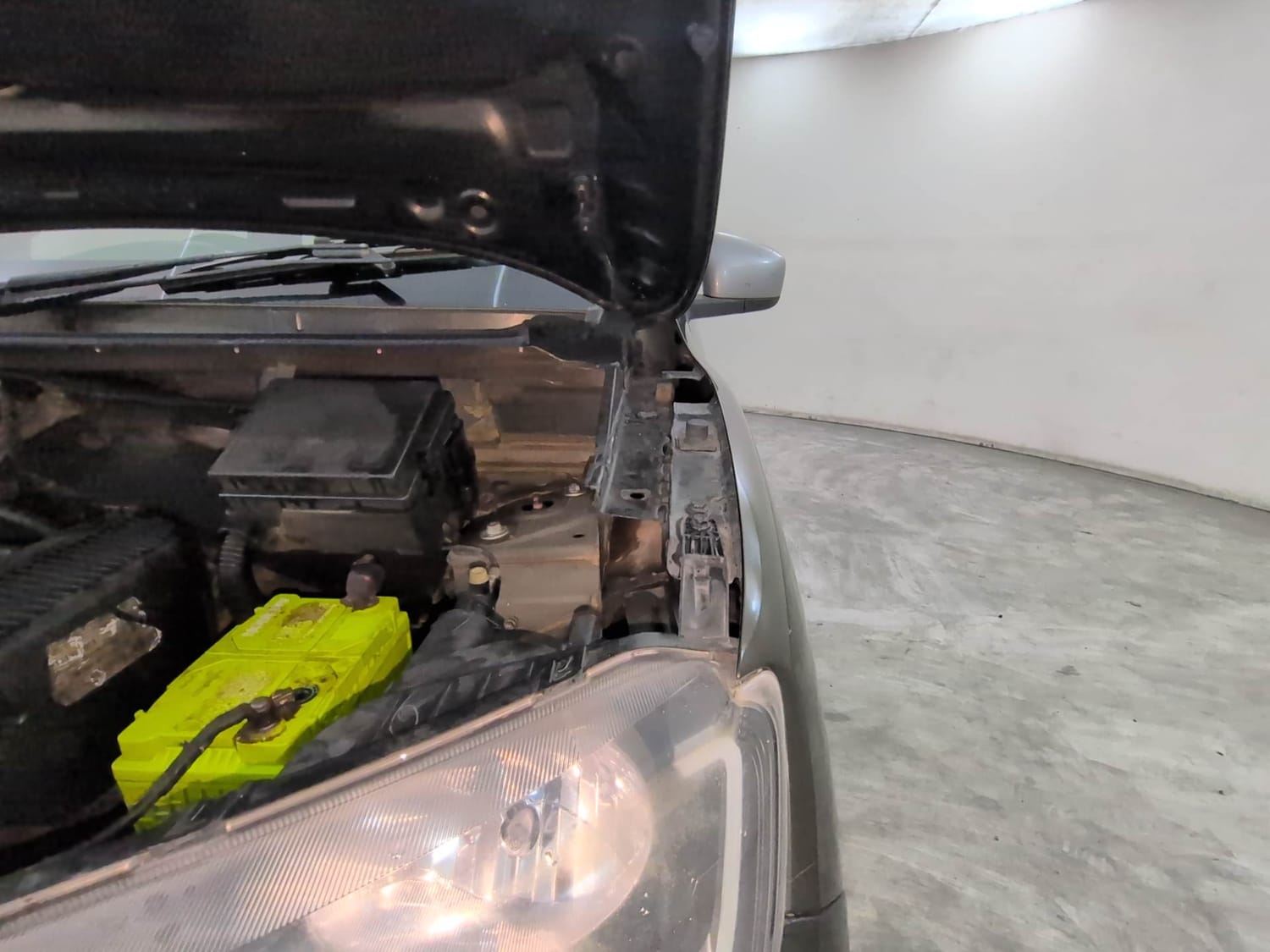 Used 2017 Renault Kwid RXT (O) 1.0 SCE Edition Petrol Manual engine ENGINE LEFT SIDE HINGE & APRON VIEW