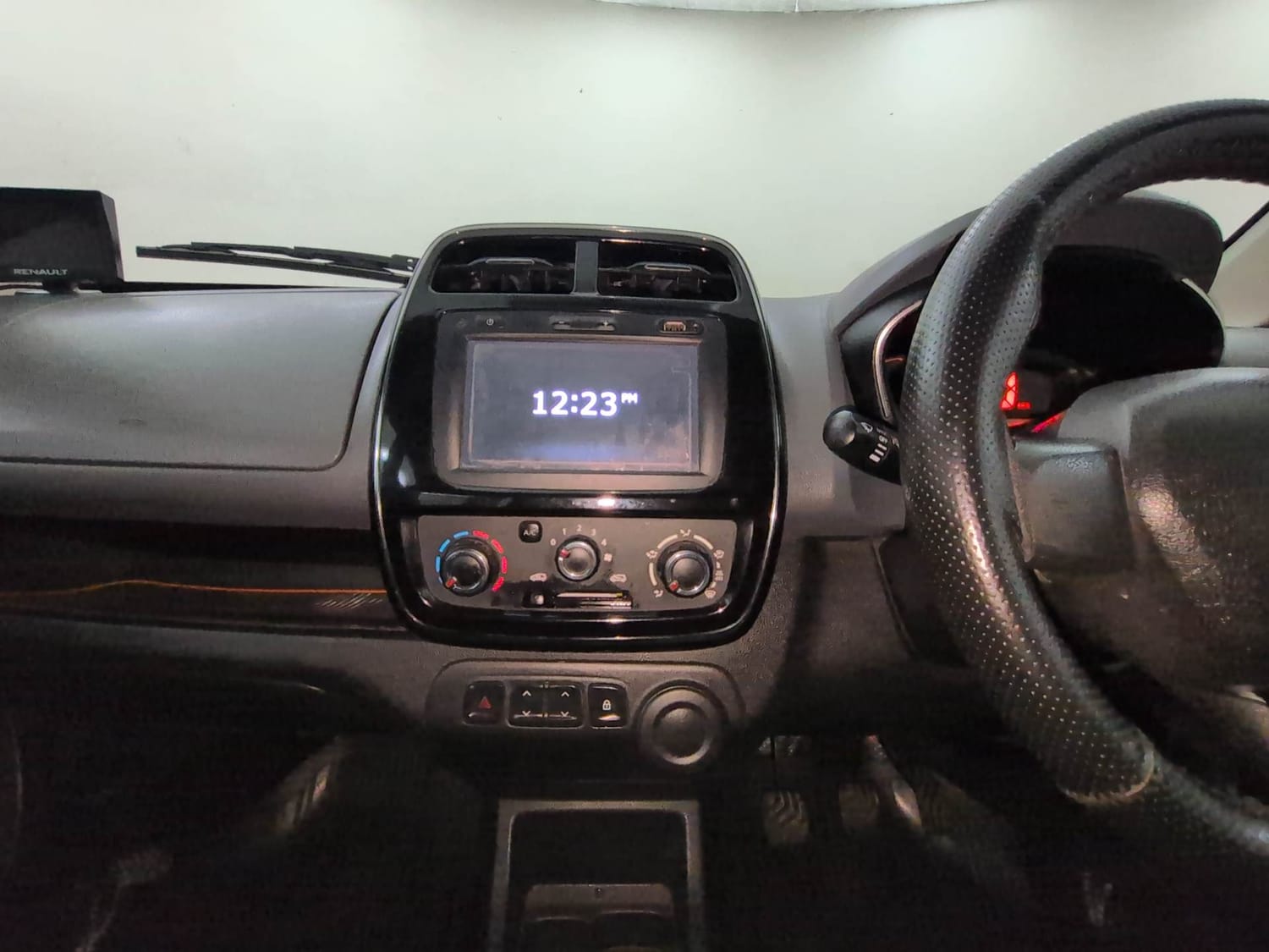 Used 2017 Renault Kwid RXT (O) 1.0 SCE Edition Petrol Manual interior MUSIC SYSTEM & AC CONTROL VIEW