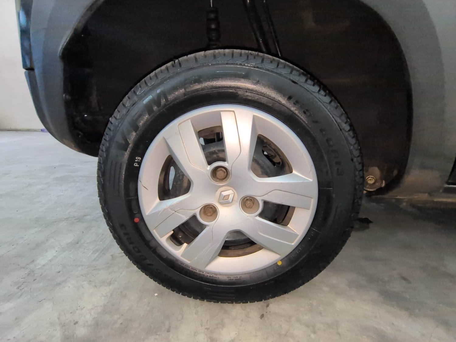 Used 2017 Renault Kwid RXT (O) 1.0 SCE Edition Petrol Manual tyres RIGHT REAR TYRE RIM VIEW