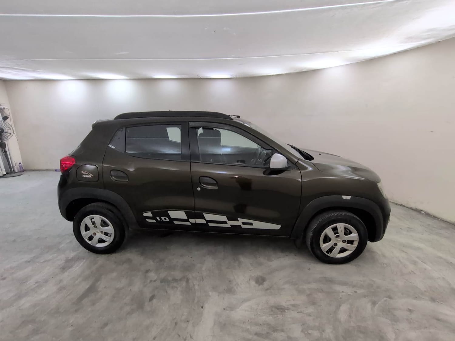 Used 2017 Renault Kwid RXT (O) 1.0 SCE Edition Petrol Manual exterior RIGHT SIDE VIEW