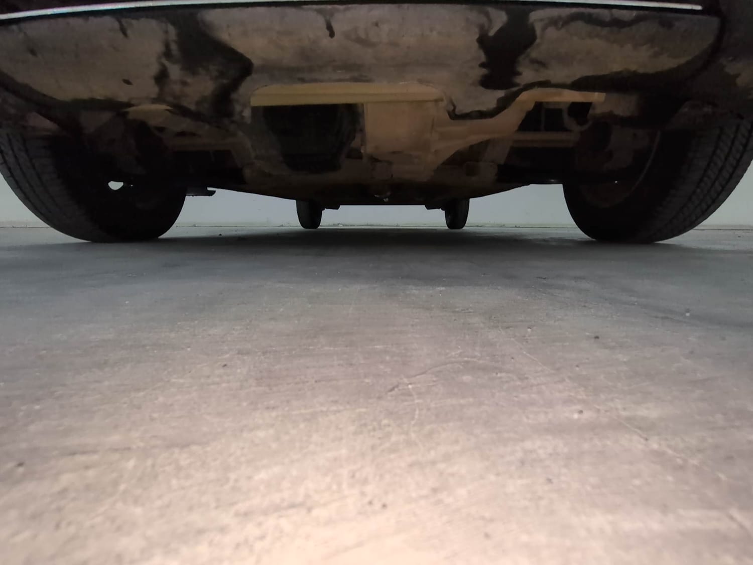 Used 2017 Renault Kwid RXT (O) 1.0 SCE Edition Petrol Manual extra FRONT LEFT UNDERBODY VIEW