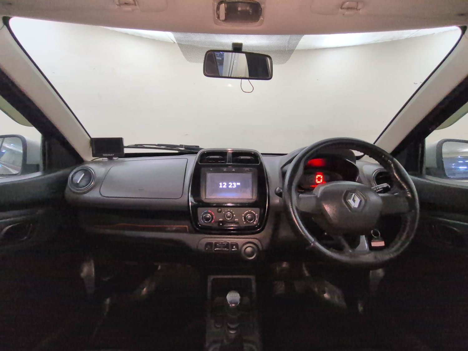 Used 2017 Renault Kwid RXT (O) 1.0 SCE Edition Petrol Manual interior DASHBOARD VIEW