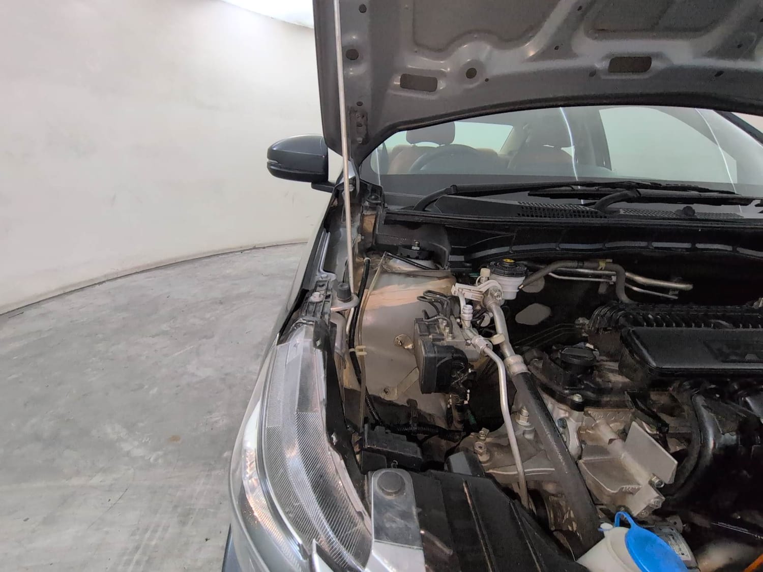 Used 2025 honda Amaze 2nd Generation VX 1.2 Petrol CVT Petrol Automatic engine ENGINE RIGHT SIDE HINGE & APRON VIEW