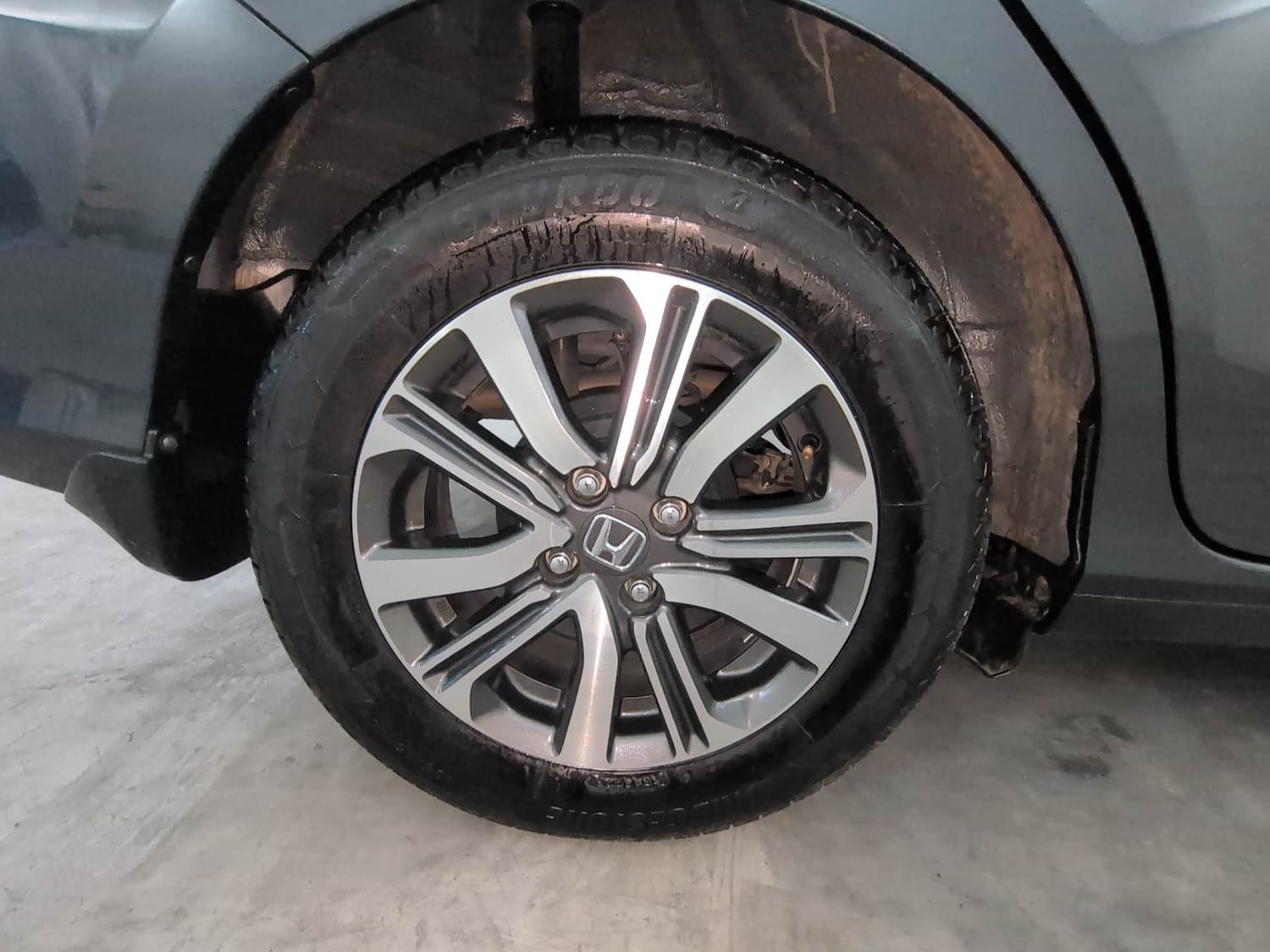 Used 2025 honda Amaze 2nd Generation VX 1.2 Petrol CVT Petrol Automatic tyres RIGHT REAR TYRE RIM VIEW
