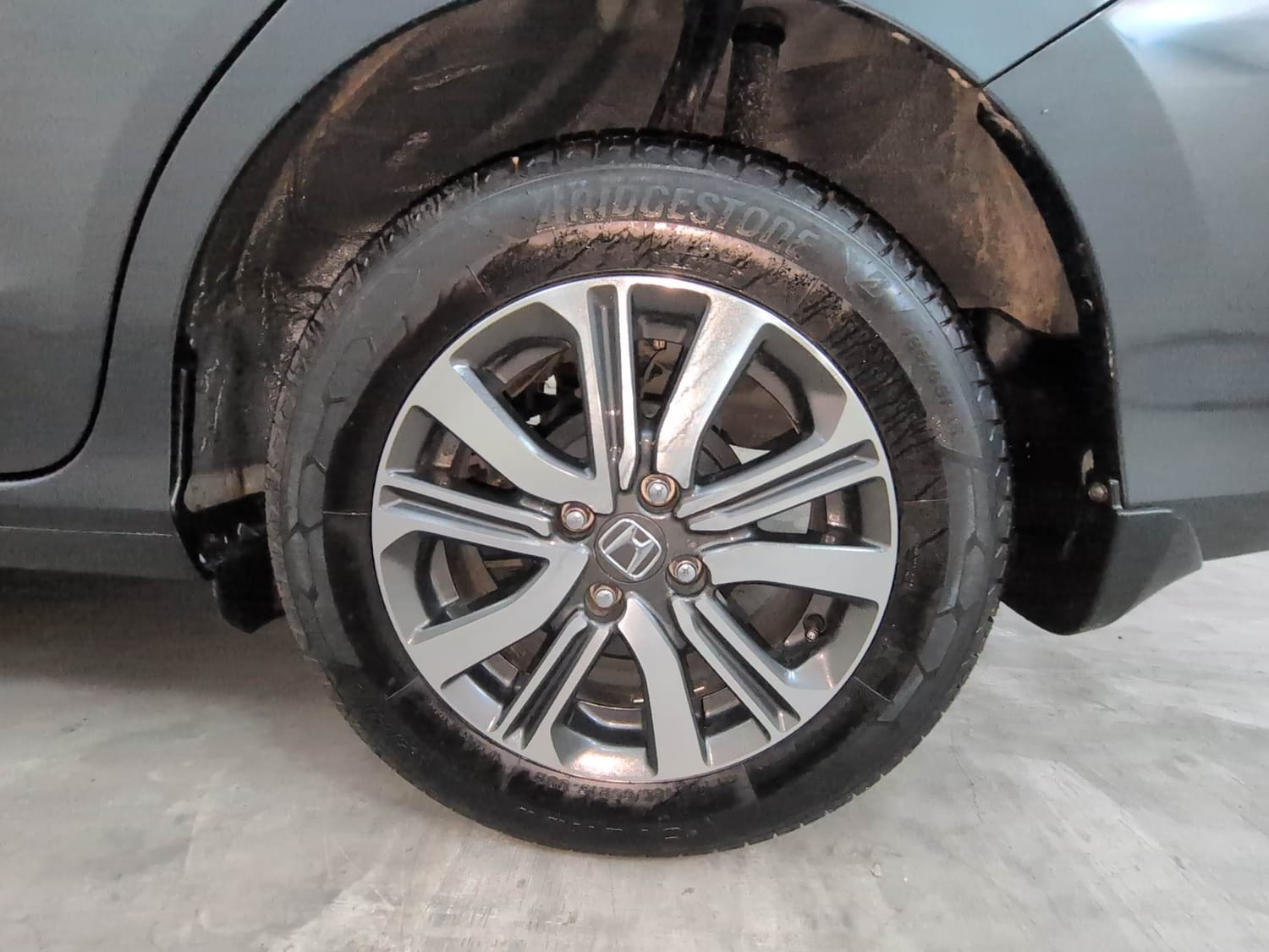 Used 2025 honda Amaze 2nd Generation VX 1.2 Petrol CVT Petrol Automatic tyres LEFT REAR TYRE RIM VIEW