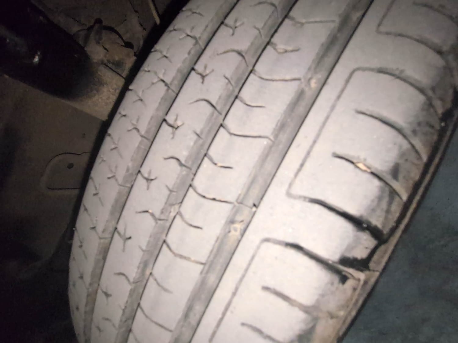 Used 2021 Hyundai Grand i10 Nios Sportz AMT 1.2 CRDi Diesel Automatic tyres LEFT FRONT TYRE TREAD VIEW
