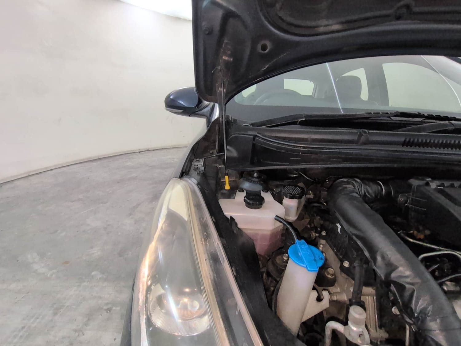 Used 2021 Hyundai Grand i10 Nios Sportz AMT 1.2 CRDi Diesel Automatic engine ENGINE RIGHT SIDE HINGE & APRON VIEW
